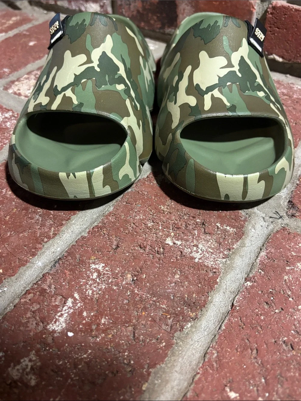 STZY Enok Camo Cloud Slides Youth/Men’s Size 6, Women’s Size 7-7.5